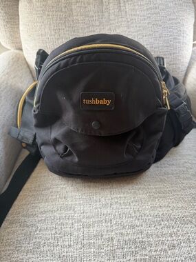 Tushbaby with Snug. Black. EUC